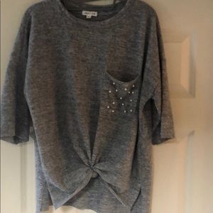 Gray soft T-shirt with pearls on pocket.